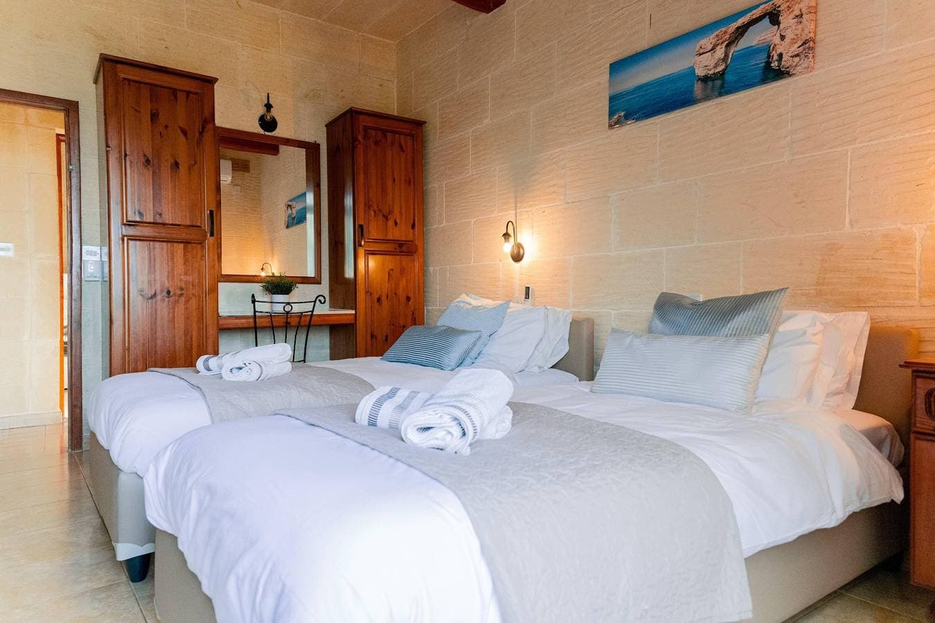 Foto 3 von 30: Villa Savona Sleeps 7 with Private Pool