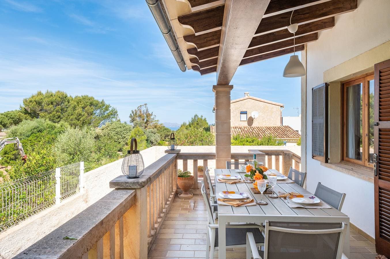 Foto 12 von 26: Klimatisiertes Ferienhaus mit Pool, Garten, Terrasse und WLAN