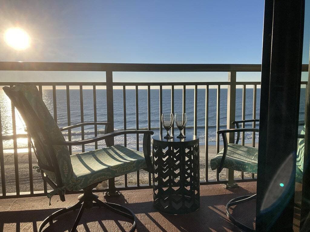 Foto 5 von 47: No Cleaning Fee! Studio, Oceanfront View, King Bed, Wow ratings!
