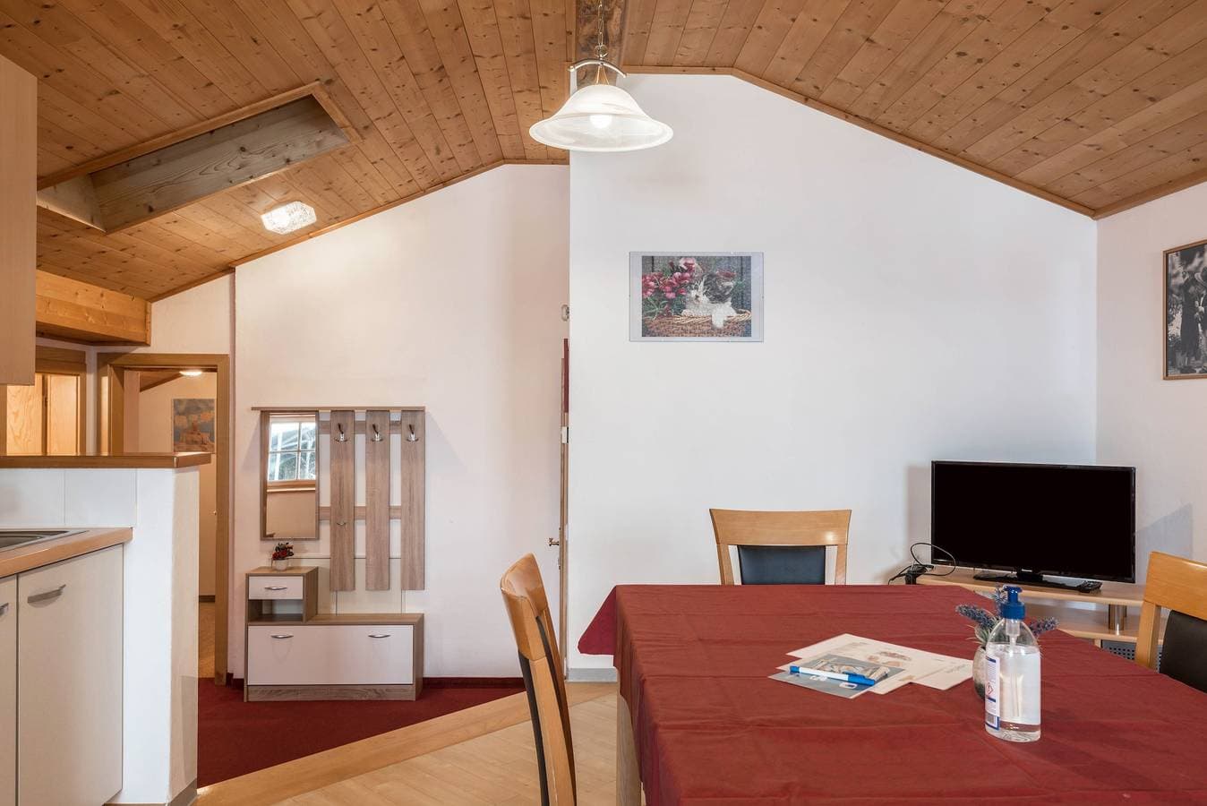 Foto 4 von 25: Ferienwohnung 'Ladinser Hof Reiterstube' mit Bergblick, Gemeinschaftsgarten und WLAN