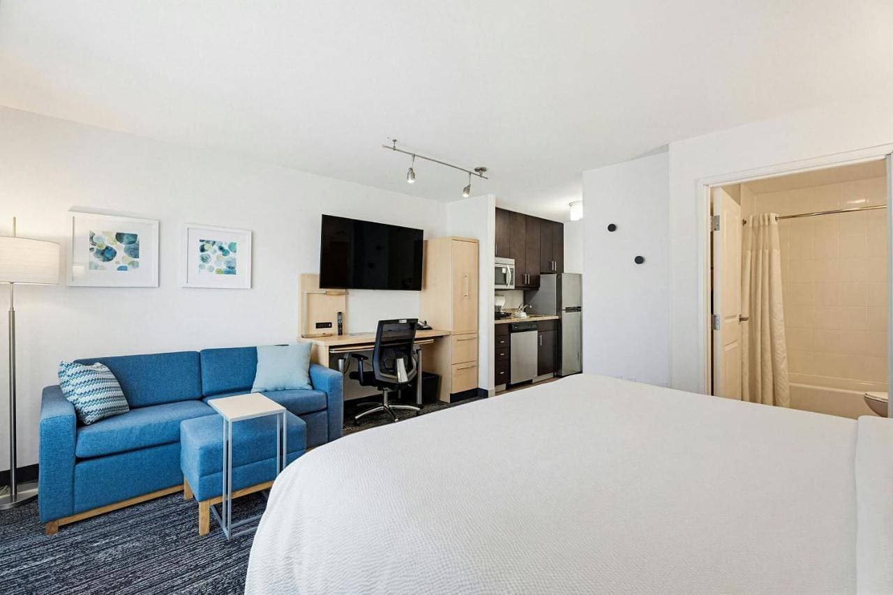 Foto 9 von 14: King Studio with Sofa Bed and Roll-in Shower - Mobility and Hearing Accessible