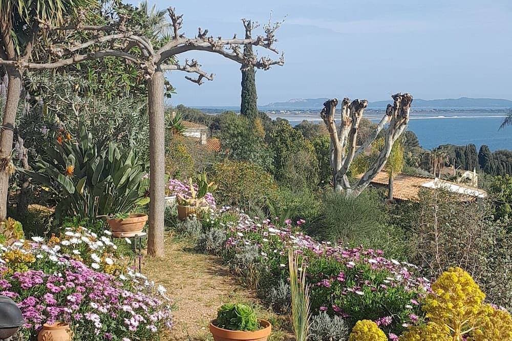 Foto 9 von 16: Erdgeschoss der Villa mit Blick auf die Spitze von Giens