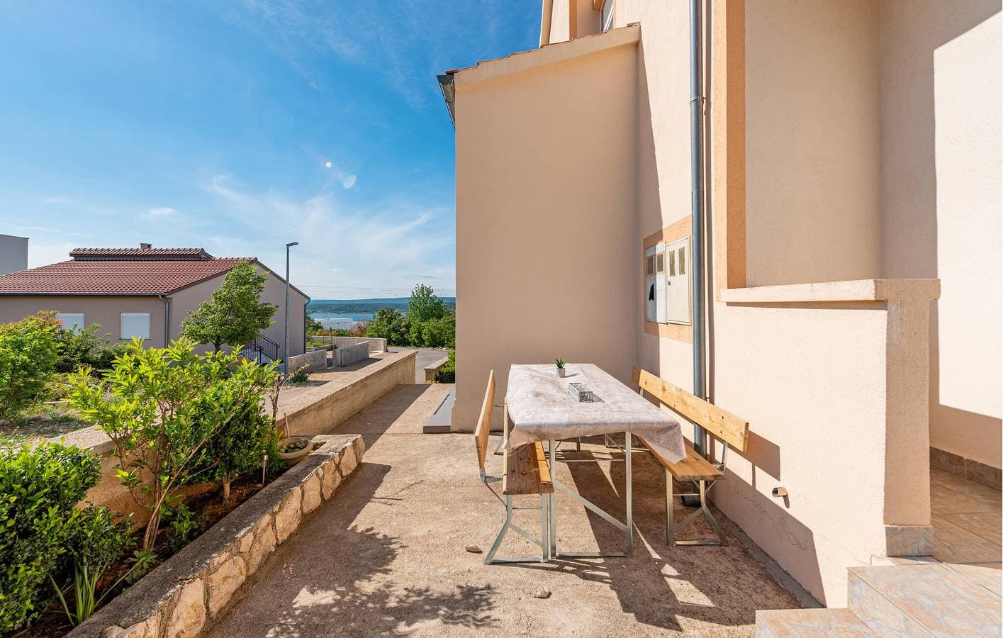 Foto 8 von 29: Urlaub am Meer: Gemütliche Ferienwohnung mit Terrasse und Parkplatz, 2,5 km von Novigradsko More entfernt