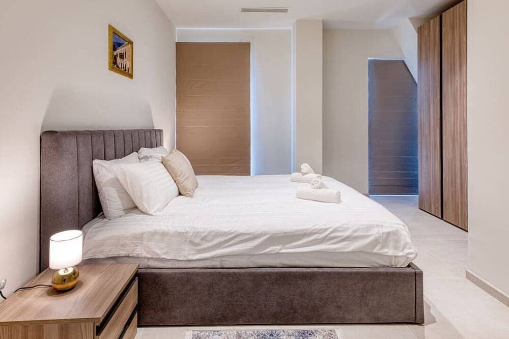 Foto 9 von 30: The Official Mercury Tower Suite - Pool, WIFI & AC