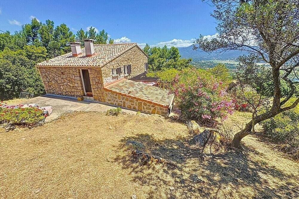 Foto 11 von 22: Traditional Corsican house between sea and scrub