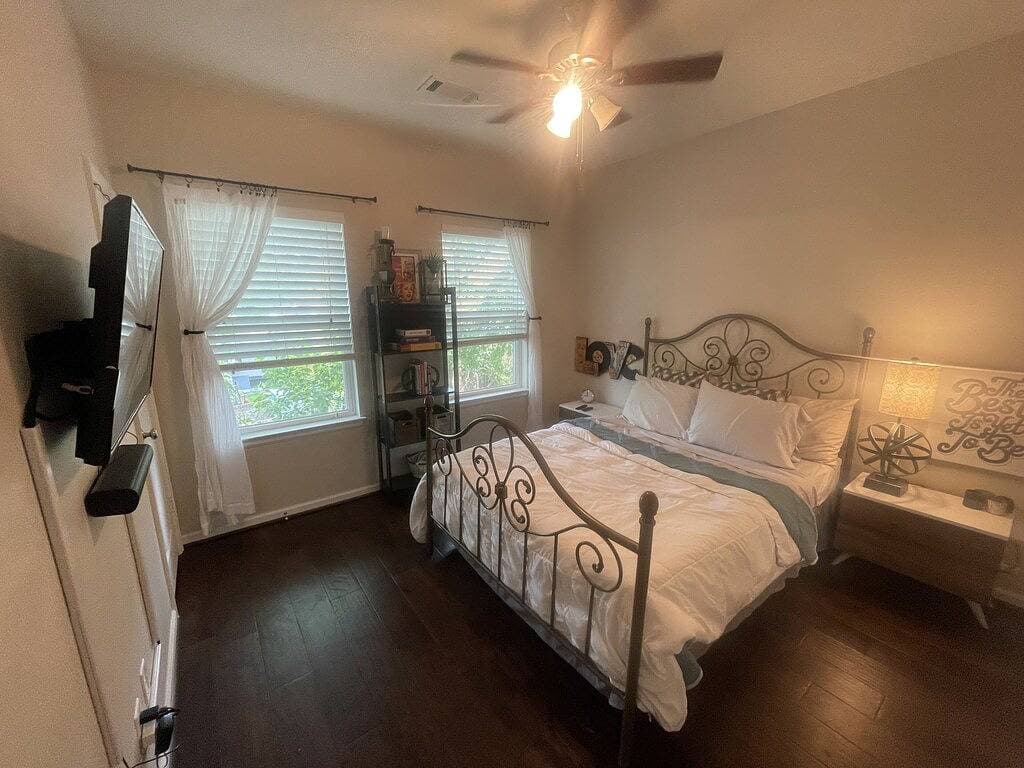 Foto 3 von 15: Beautiful and spacious home off Main Street!