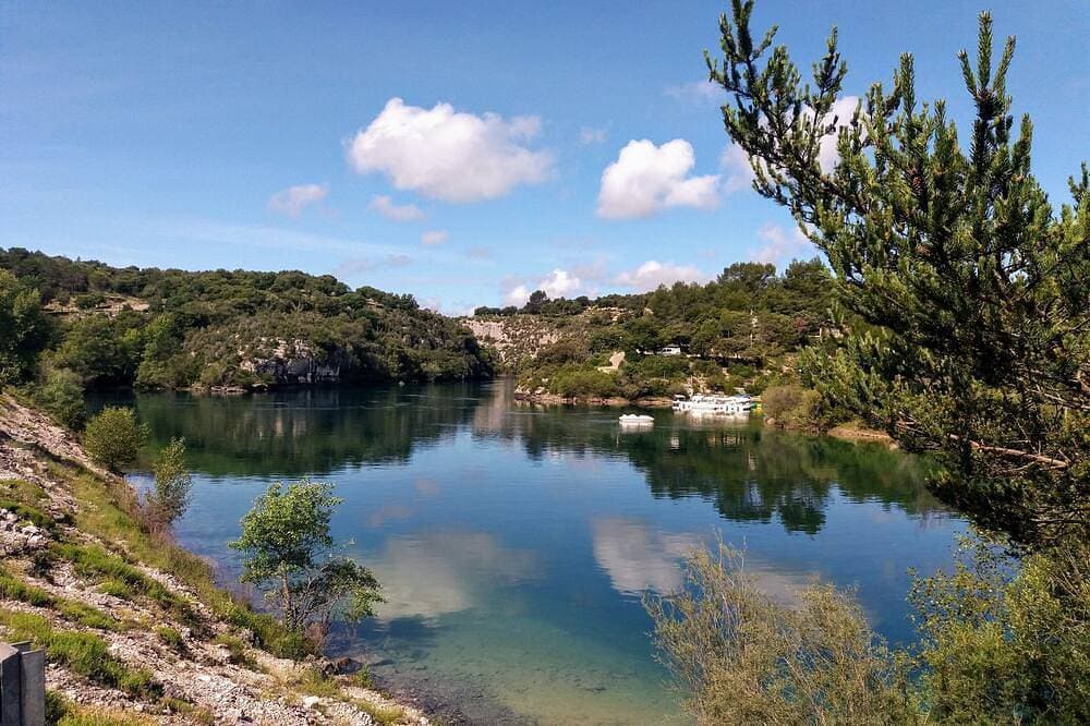 Foto 12 von 20: Steinhaus mit Terrasse und Garten mit Blick auf den See