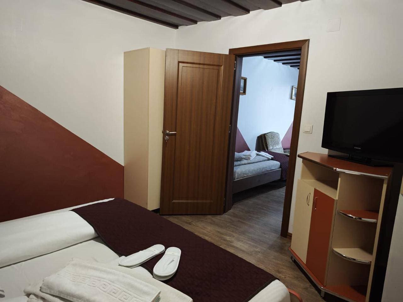 Foto 6 von 11: Quadruple Room with Balcony