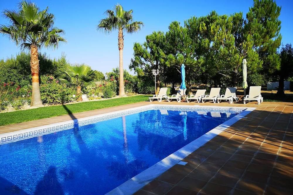 Ferienhaus mit Garten und Pool 1