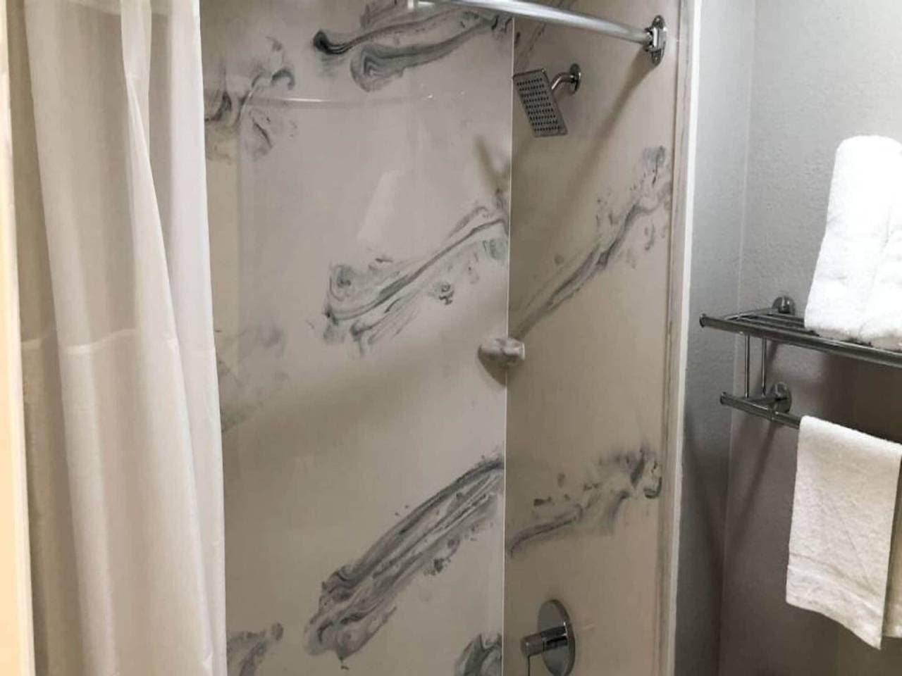 Foto 5 von 23: 2 Queensize-Betten | Nichtraucherzimmer