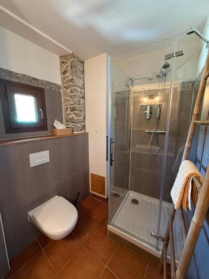 Foto 2 von 23: Family Room with Private Bathroom