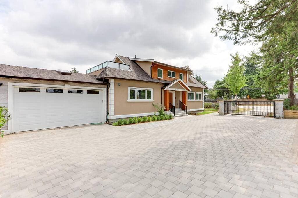 Mia's Vacation Home with 6 bed and 6 bath. 1