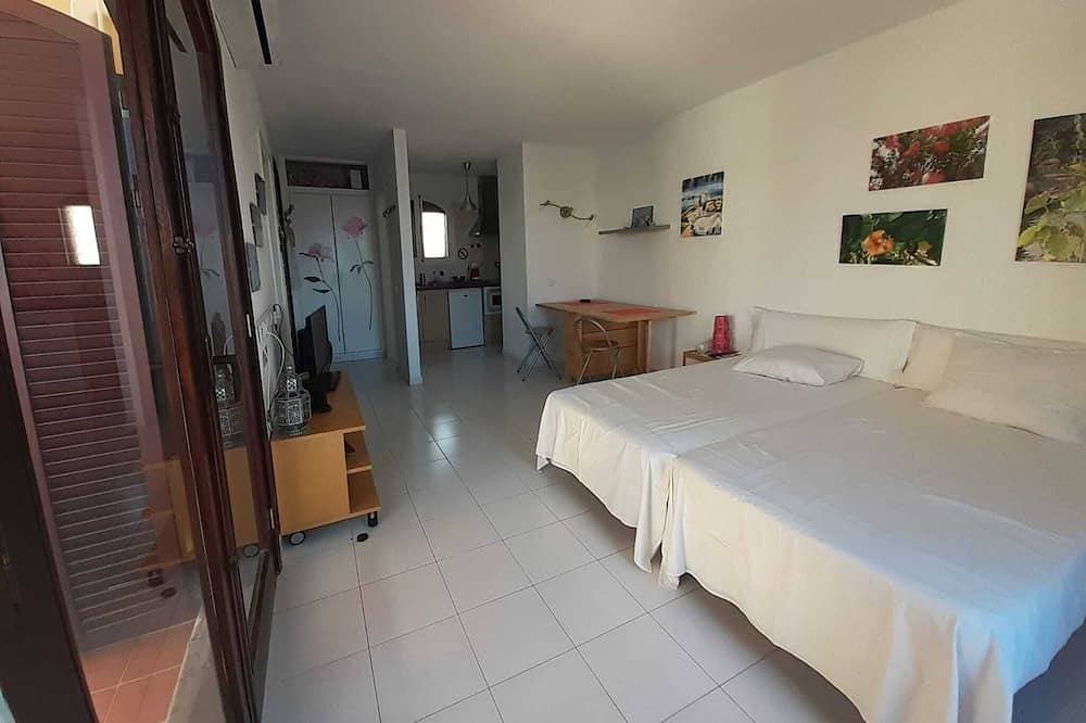 Foto 3 von 30: Large, bright studio with terrace and pool view