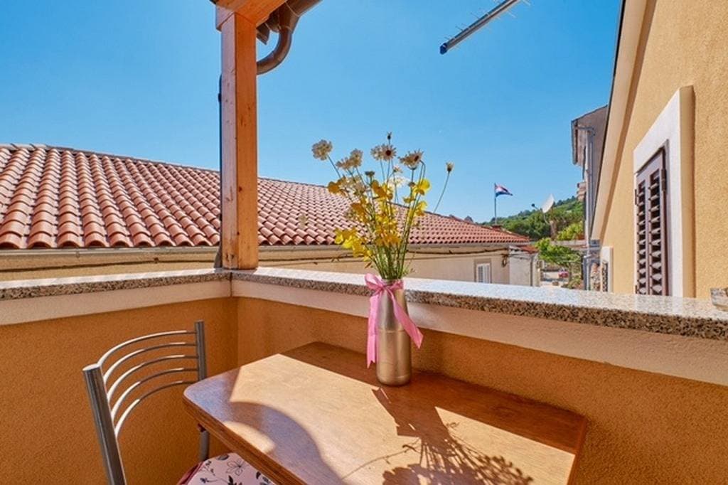 1-Zimmer-Ferienwohnung am Strand Martinscica (Cres) A-22582-a 1