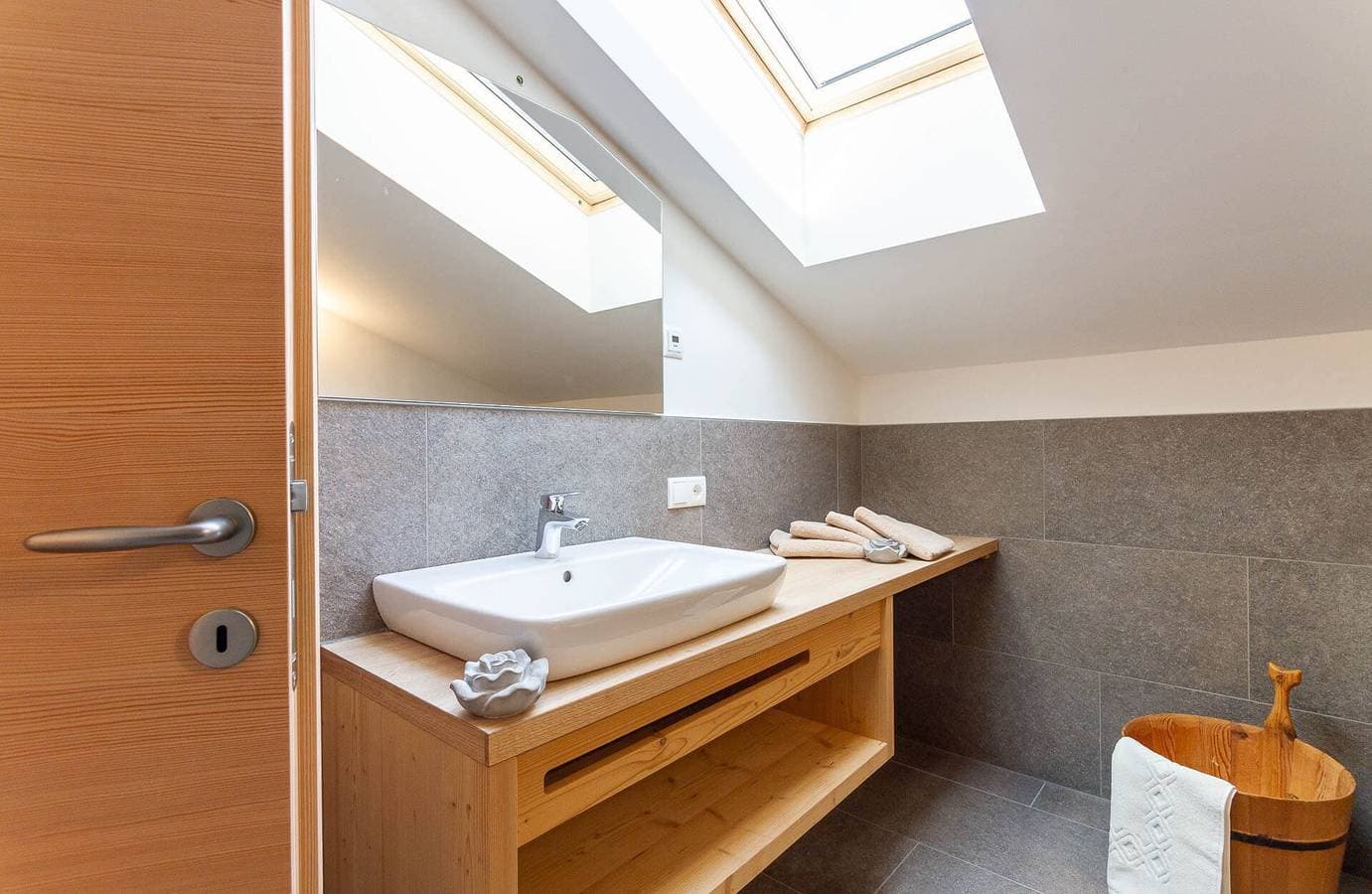 Foto 7 von 13: Ferienwohnung "Daimlhof Ferienwohnung Lärchenzweig" mit Bergblick, Garten, Balkon und WLAN