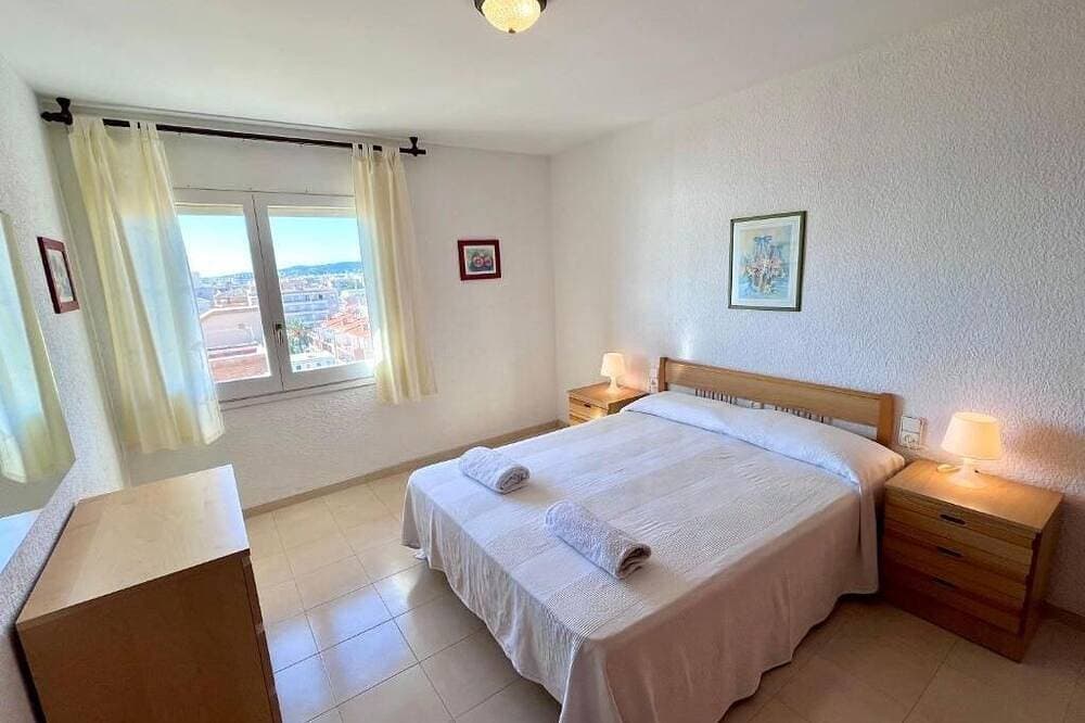 Foto 3 von 21: Geräumiges 3-Zimmer-Apartment direkt am Strand. Rodes-72