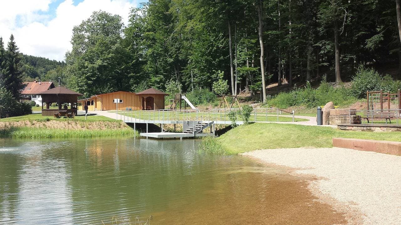 Foto 9 von 39: Pension Gästehaus Cornelia - Doppelzimmer 3 mit Terrasse und Ausblick ins Grüne