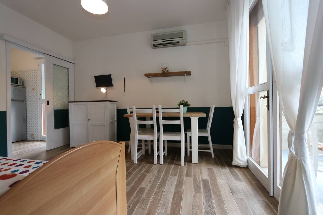 Foto 6 von 25: Ferienwohnung mit Klimaanlage und Balkon