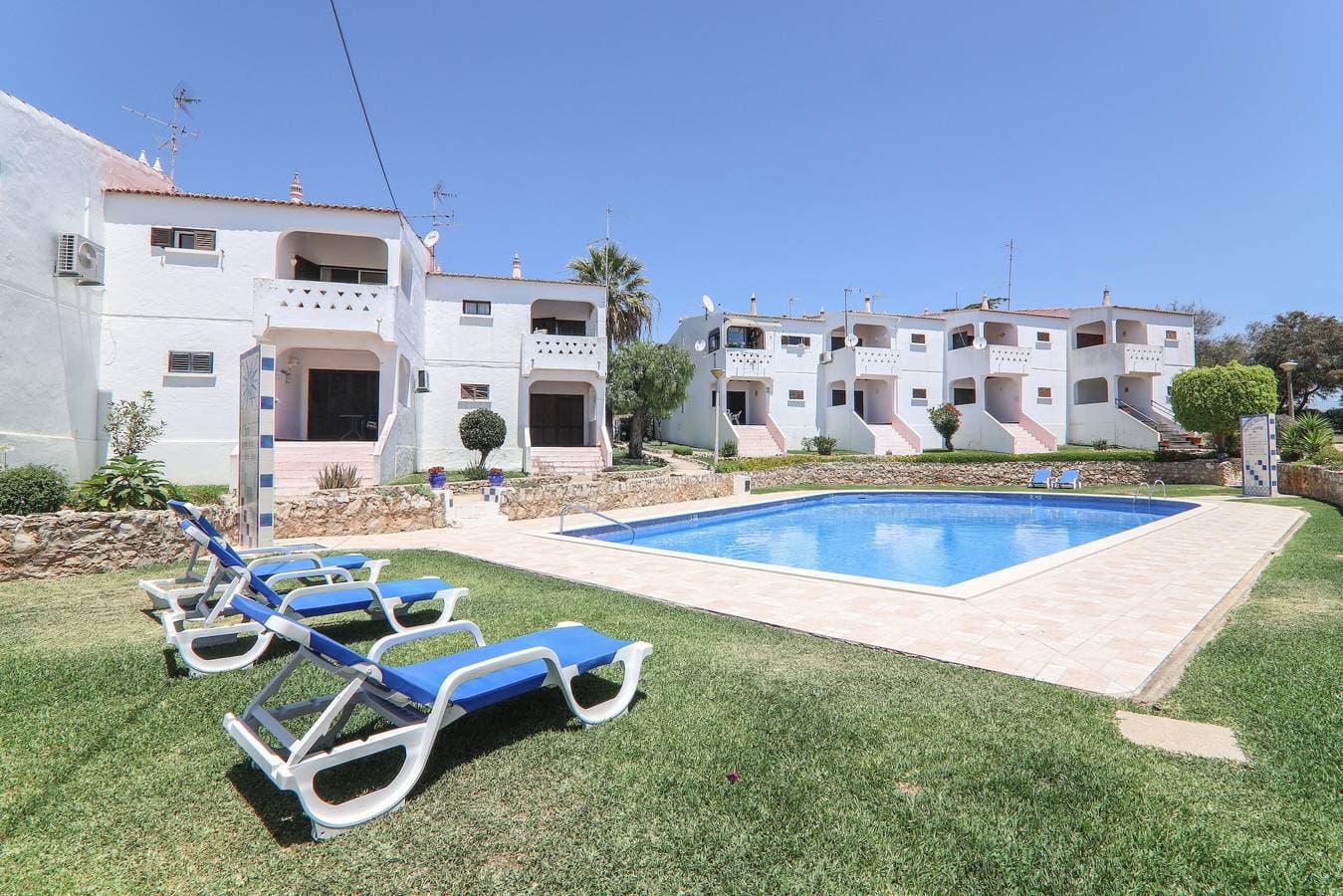 Foto 3 von 26: Apartment 'Moradia Das Gaivotas 6' mit Gemeinschaftspool, Garten und Balkon