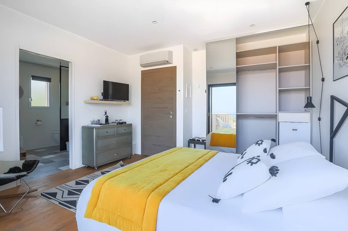 Foto 3 von 27: Gästezimmer „Chambre Atelier“ mit Meerblick, WLAN und Klimaanlage