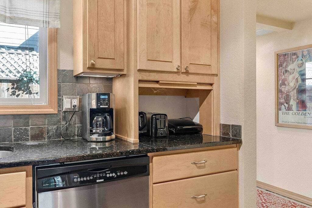Cozy condo within walking distance to downtown Coeurdalene and the lake 1