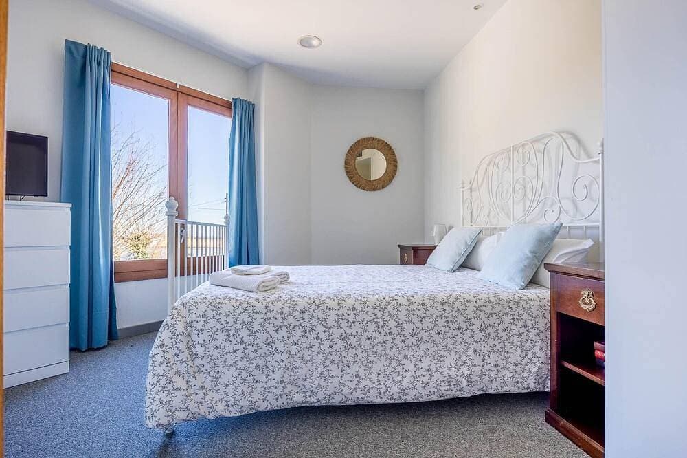 Foto 2 von 30: Parador-view apt- sleeps 4-1-bed apt shared rooftop terrace with castle view