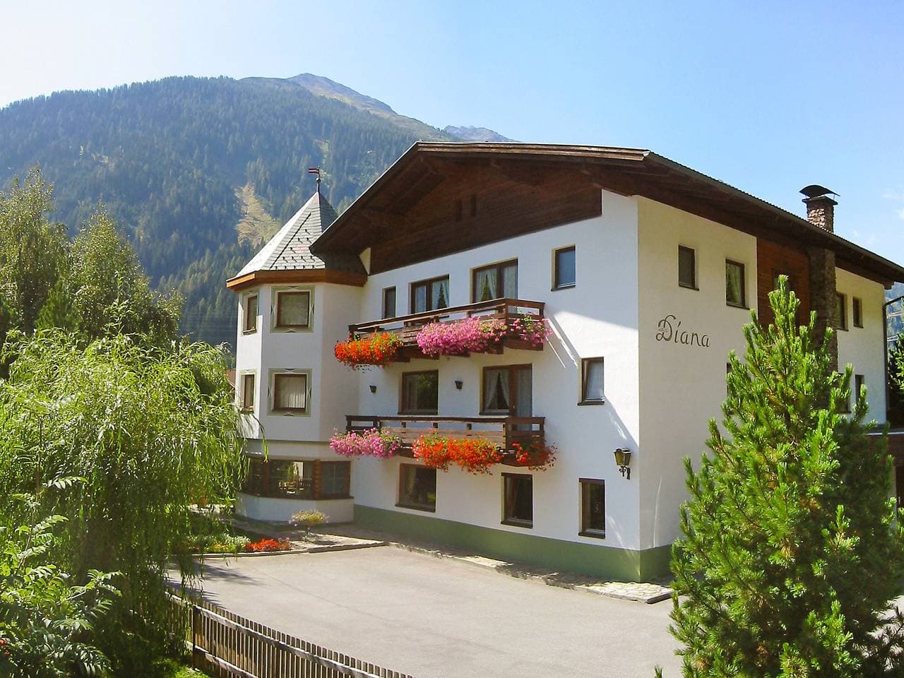 Anton: Schönes, komfortables Appartementhaus Diana 1