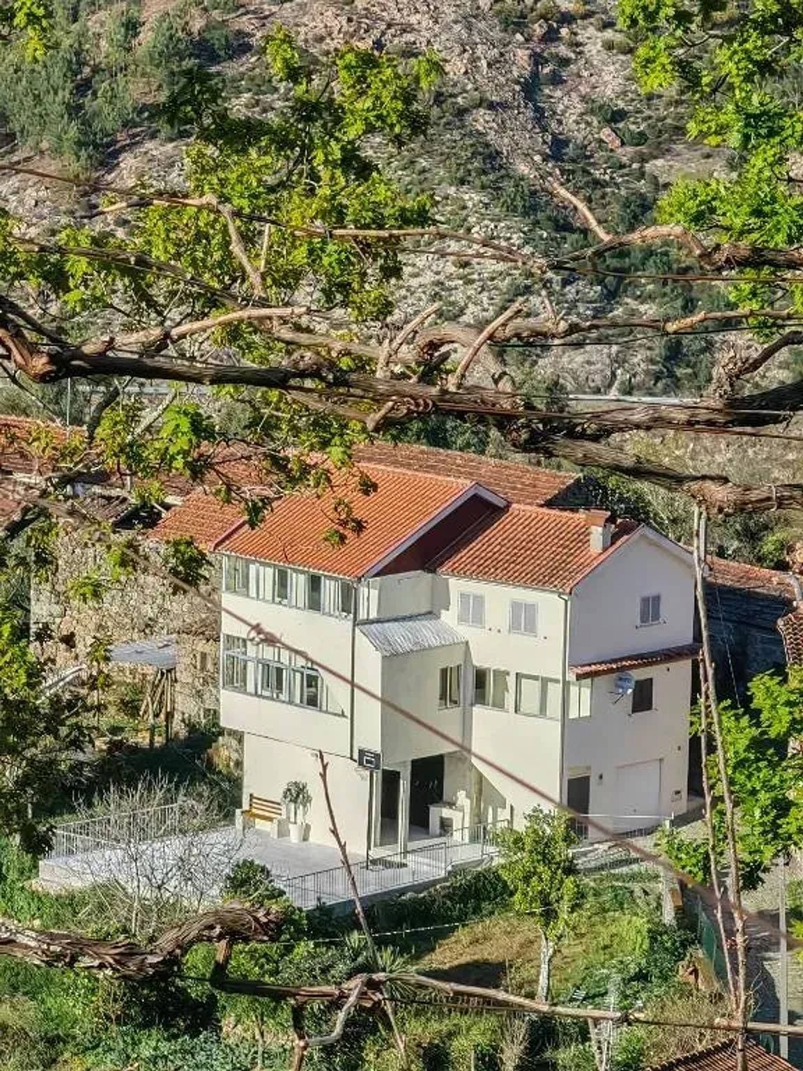 Gemütliches Haus mit Blick auf den See in Ruivães 1