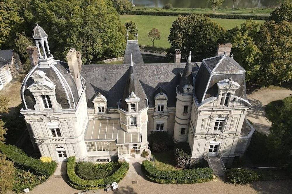 Foto 5 von 12: Lavishly decorated double room at Château Le Fresne