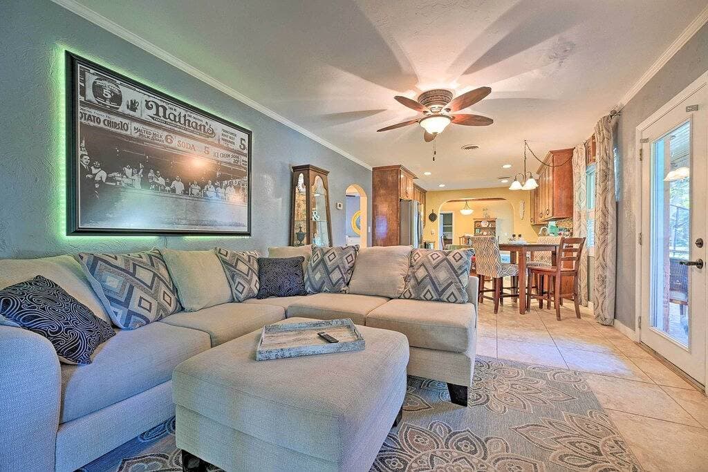 Foto 5 von 44: Riverfront Getaway w/ Hot Tub & Game Room!