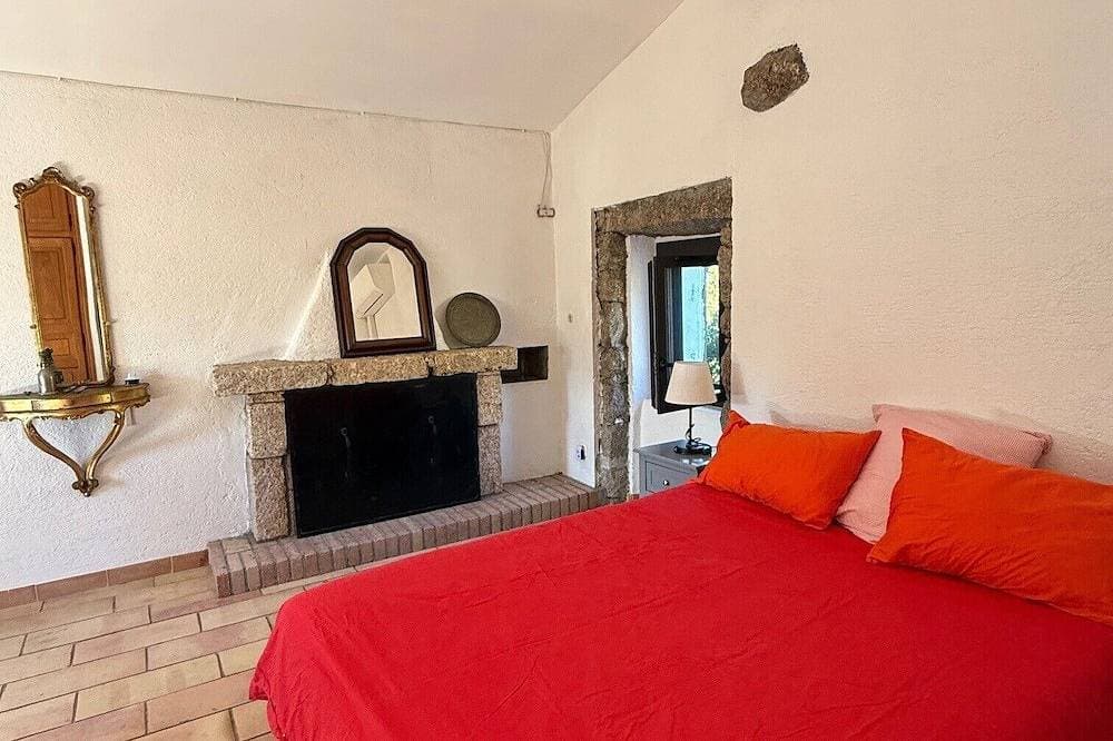 Foto 6 von 22: Traditional Corsican house between sea and scrub