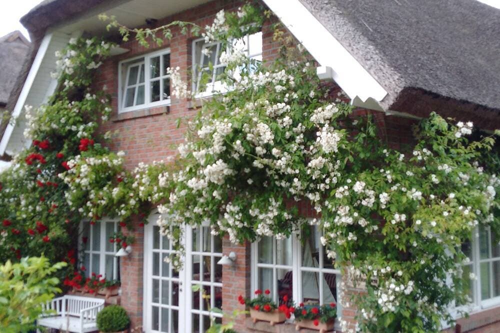 Exklusives 5-Sterne-Ferienhaus unter Reet - direkt bei Binz 1