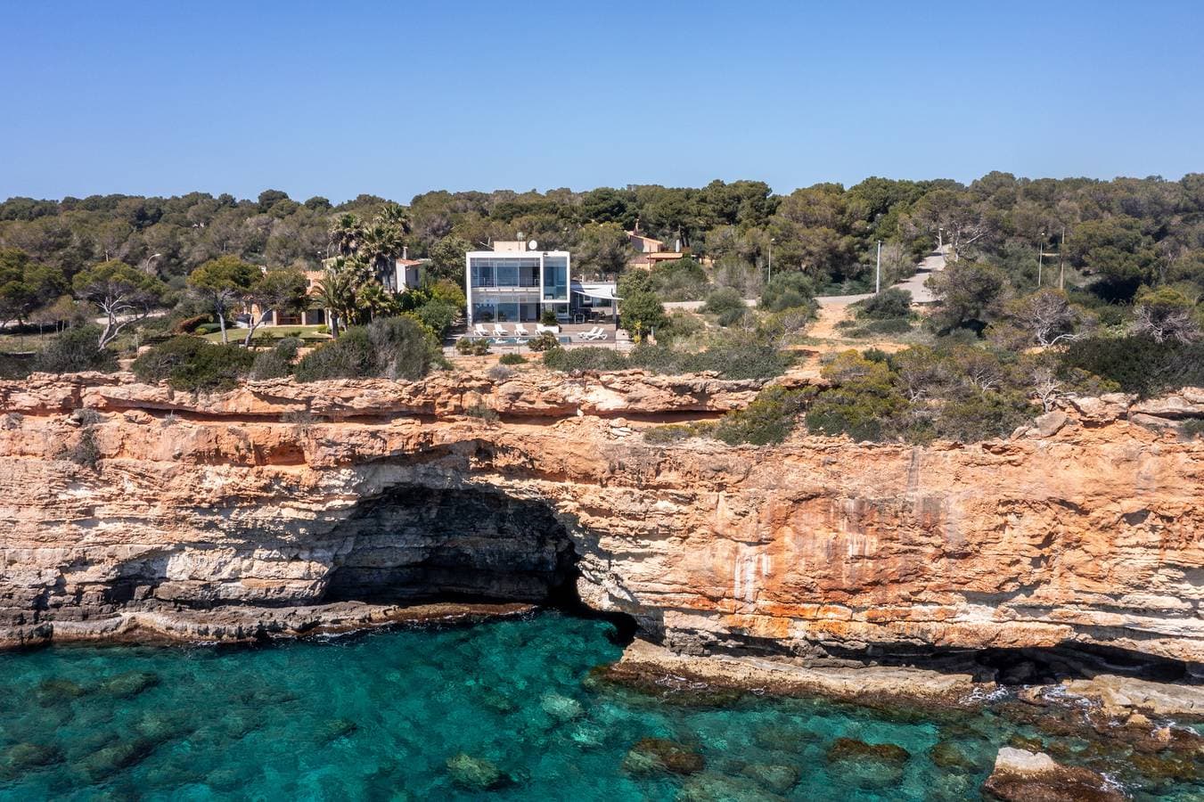 Foto 3 von 39: Pool with Sea Views - Villa Es Pas