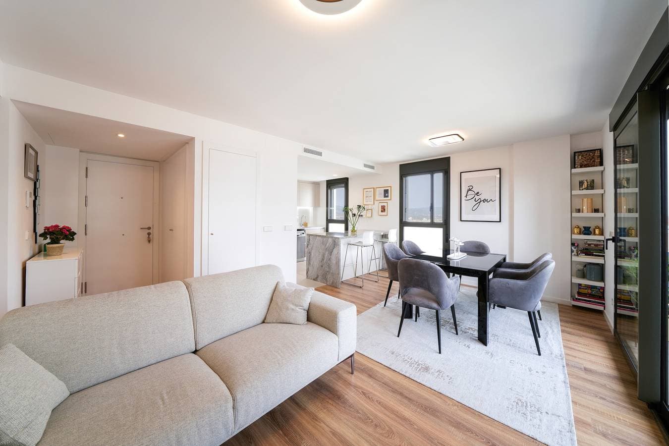 Foto 3 von 36: Ferienwohnung „Sonnenuntergänge & Pool in Barcelona“ mit Balkon, Gemeinschaftspool & WLAN