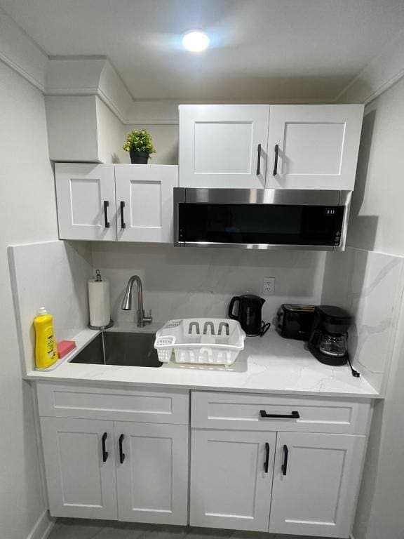 Foto 4 von 30: Luxuriöses Zimmer mit privatem Bett und Bad im Untergeschoss in Toronto