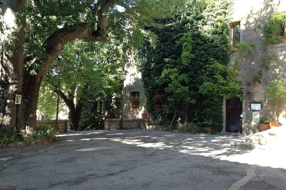Foto 8 von 25: Unterkünfte im Herzen eines Dorfes thront 500m über dem Meeresspiegel in der Provence Verte