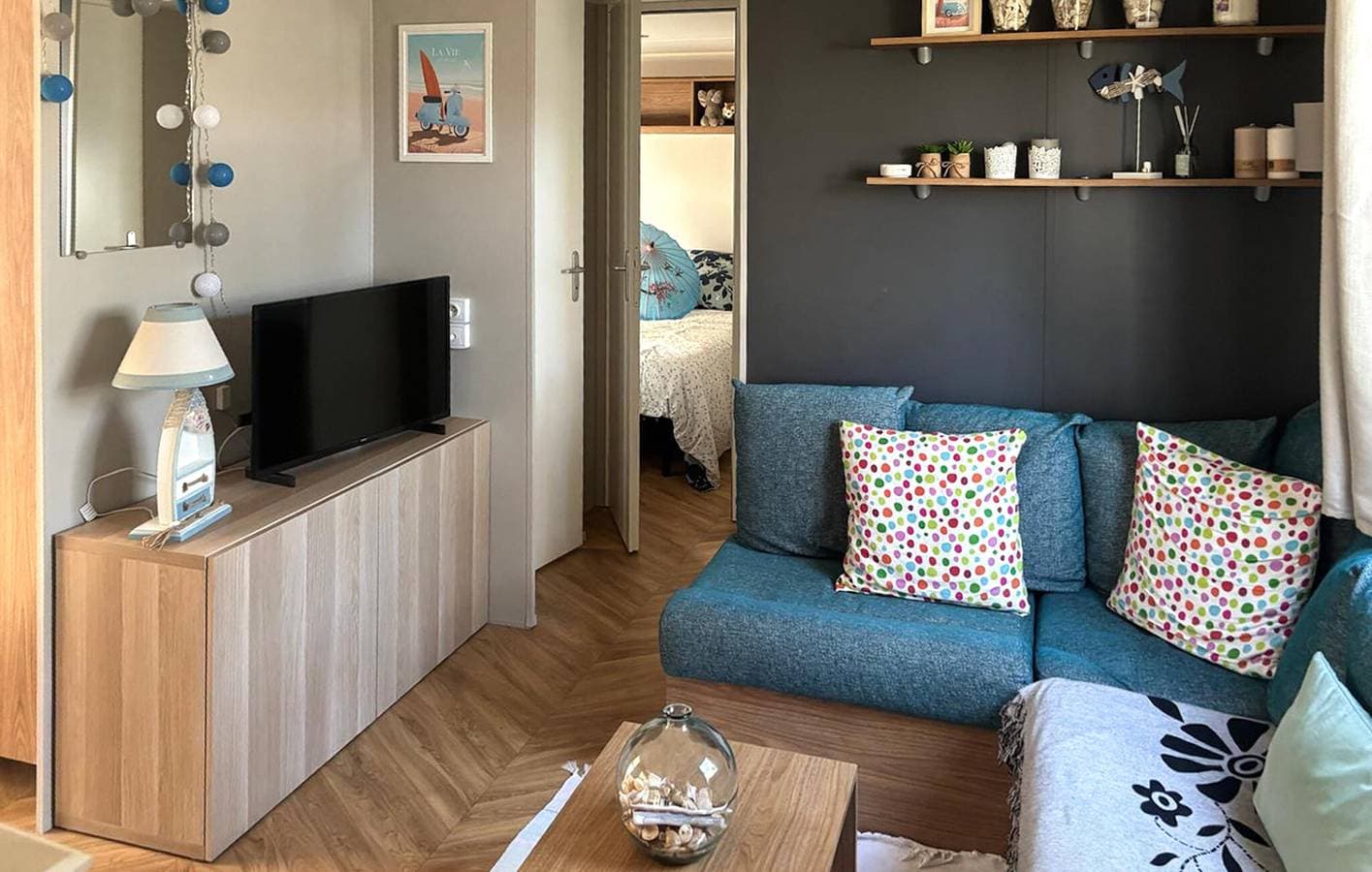 Foto 7 von 30: Gemütliches Mobilheim mit Pool, Garten & WiFi in der Nähe des Restaurants Les Pinèdes