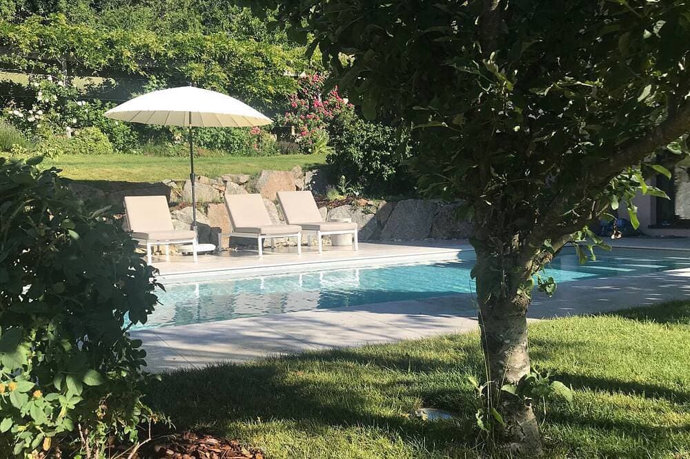 Hütte im Wald mit beheiztem Pool von Mai bis Oktober 1