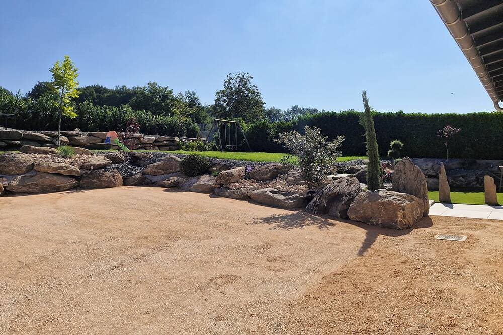 Foto 11 von 24: Salles-Curan-Haus mit Terrasse und umzäuntem Garten 100m entfernt. Pareloup See