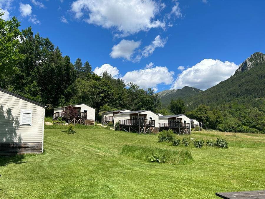 Foto 3 von 35: Camping White Rock - Chalet 4 personen - Vanille (Bergblick) 2 Zimmer