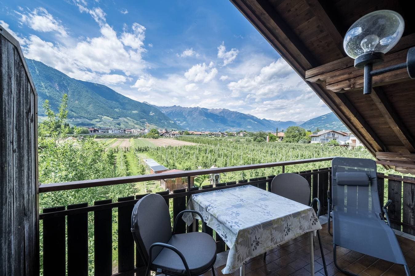 Foto 6 von 12: Ferienwohnung "Tschigat Leilichhof" mit Bergblick, WLAN, Balkon & Garten
