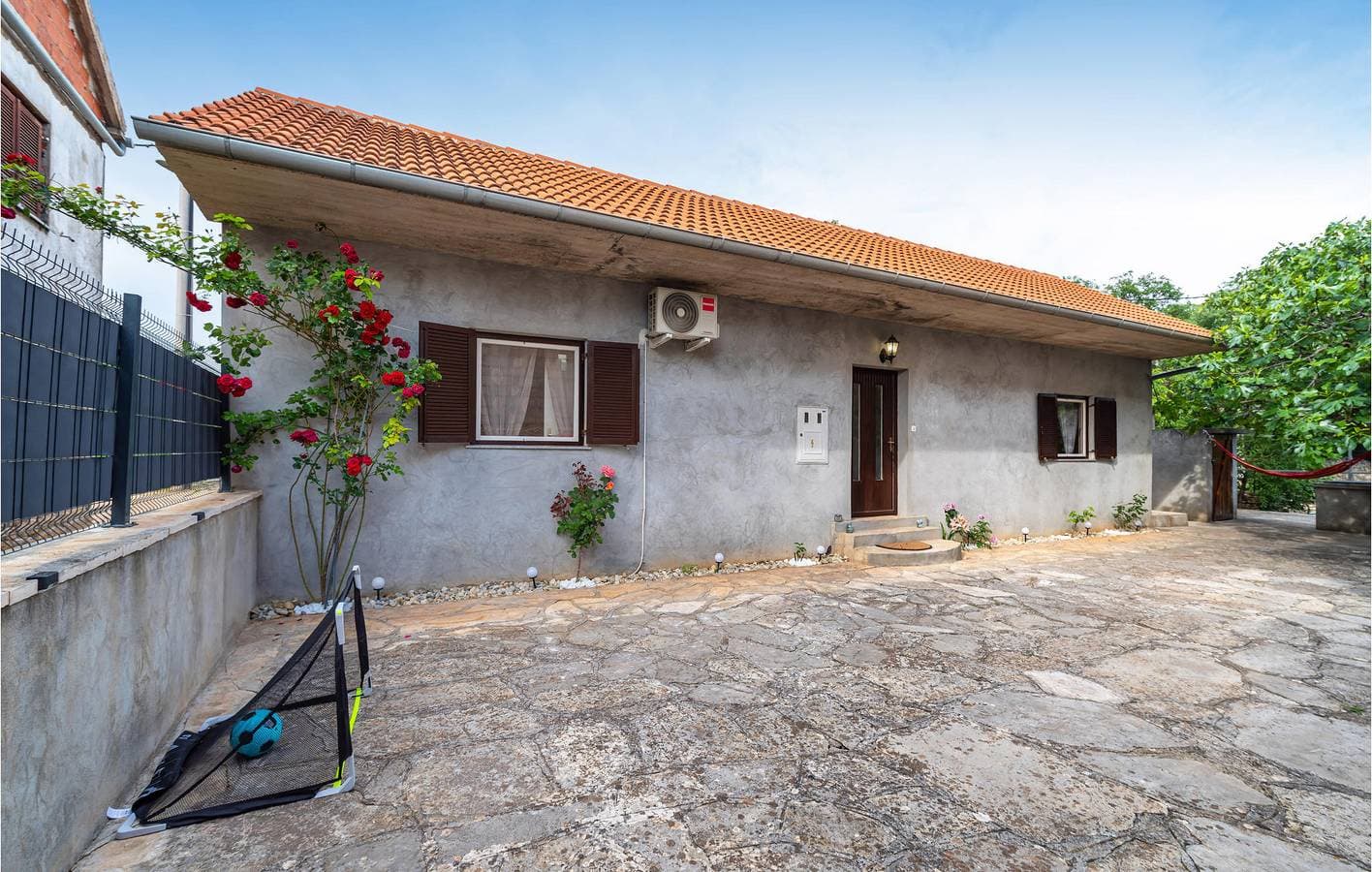 Modernes Apartment mit 1 Schlafzimmer und Terrasse, 1,5 km bis zur Küste 1