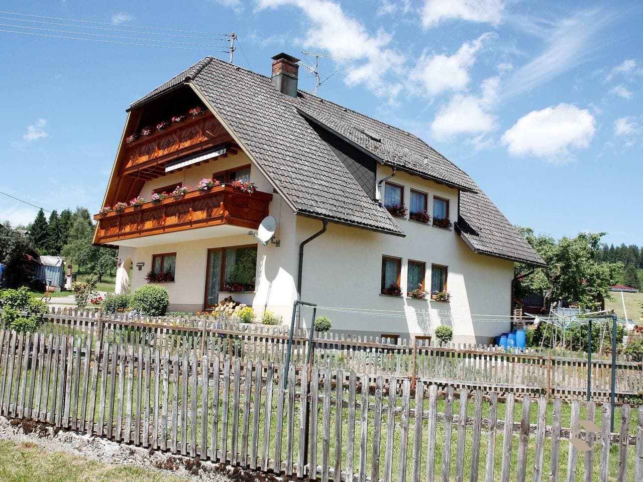 Foto 7 von 42: Ferienwohnung 'Mit Balkon, 60qm' mit Bergblick, Gemeinschaftsgarten und Wi-Fi