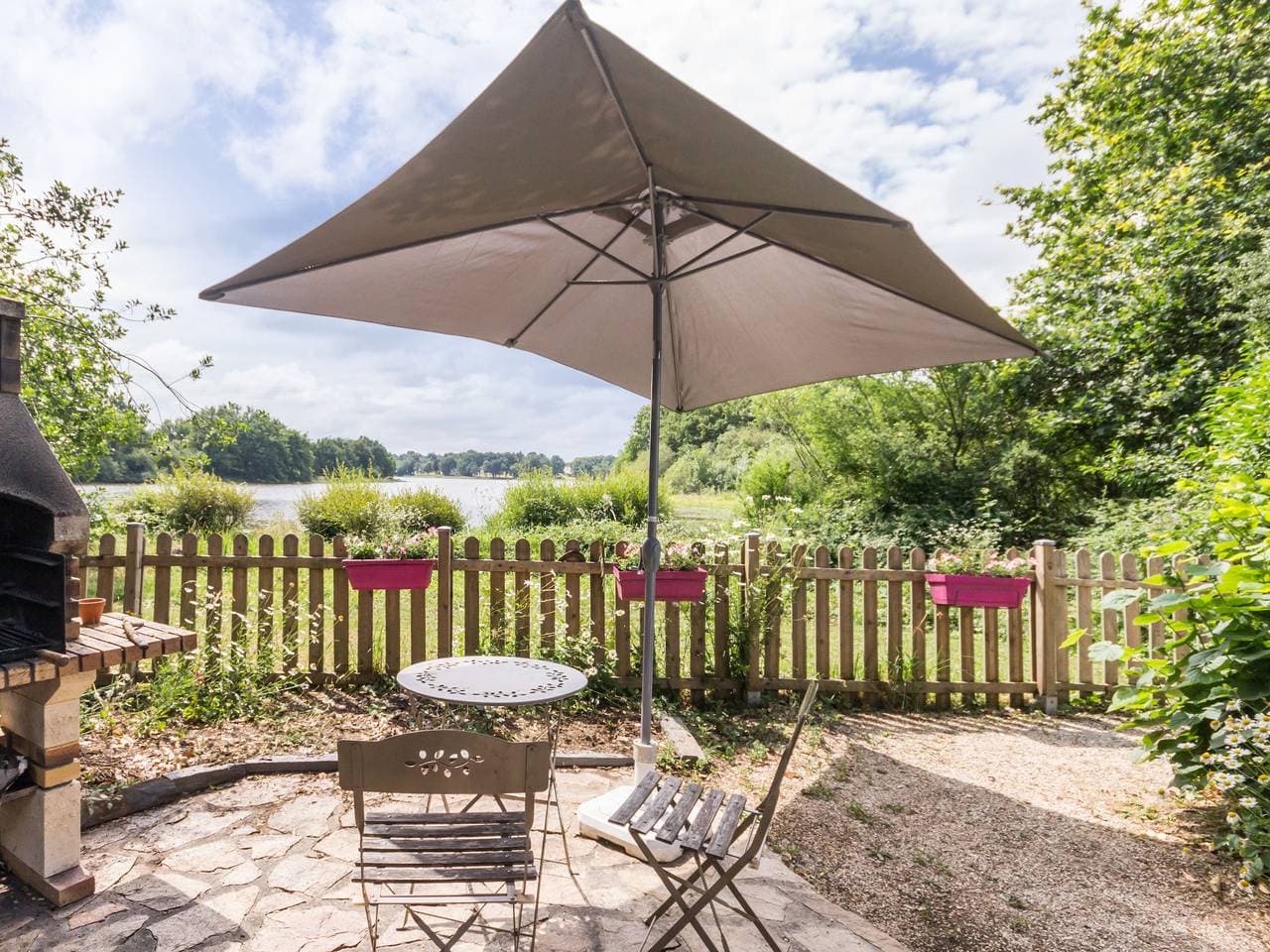 Foto 2 von 21: Ferienhaus am See mit eingezäuntem Garten, Kamin und WLAN in Joué-sur-Erdre