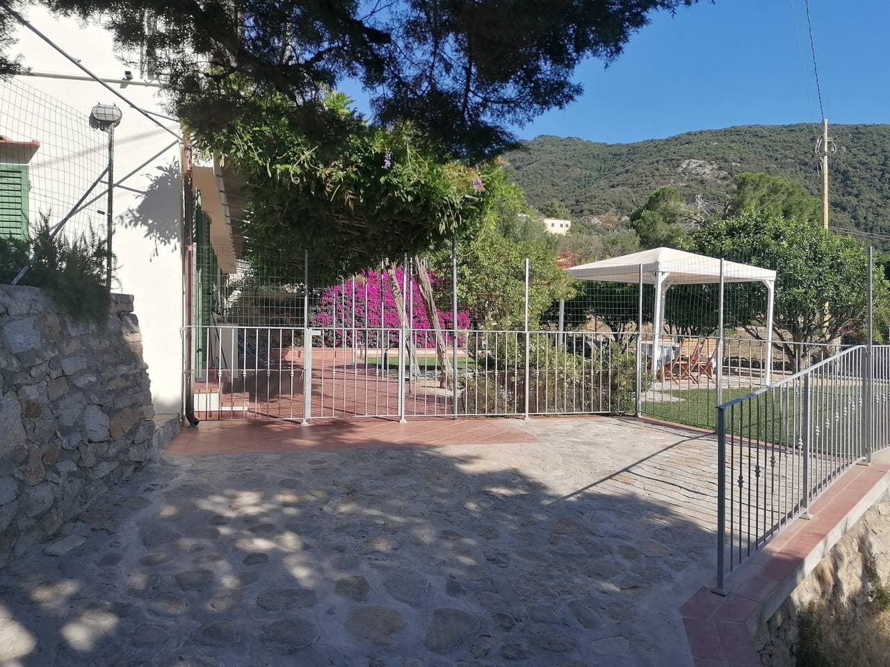 Foto 10 von 36: Appartamento Il Mirto mit mediterranem Garten und Meerblick
