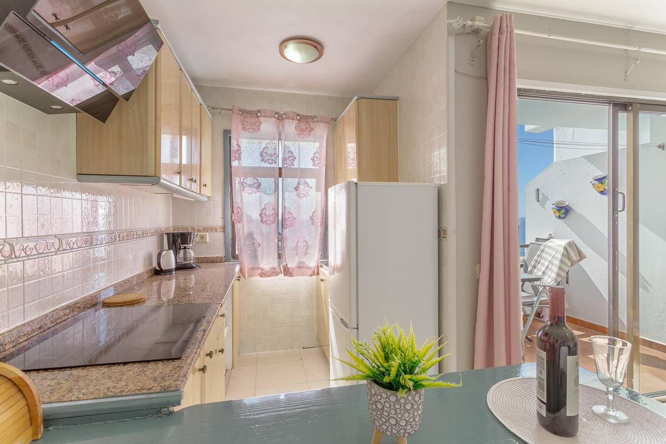 Foto 8 von 25: Ferienwohnung 'Mirra - Meerblick' mit Meerblick, Gemeinschaftspool und WLAN