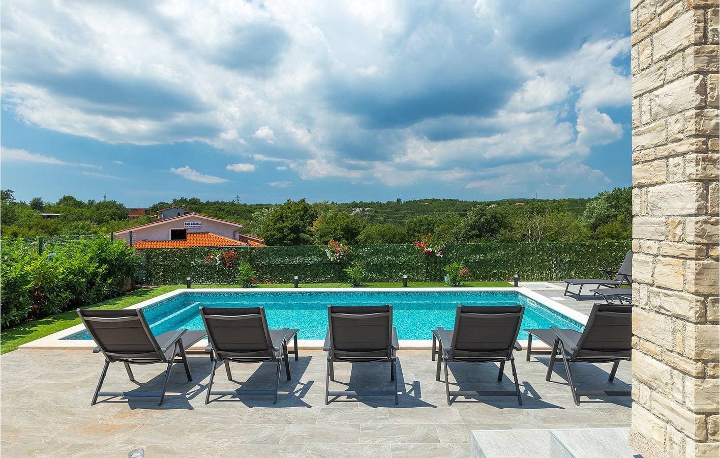 Foto 7 von 53: Geräumige 2-Zimmer-Wohnung mit Pool, Terrasse und WLAN in der Nähe des Stadtzentrums von Labin