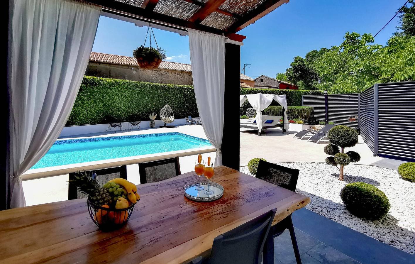 Foto 4 von 40: Charmante Unterkunft, 2,5 km vom Stadtzentrum entfernt: Rückzugsort am Pool mit WLAN und Terrasse