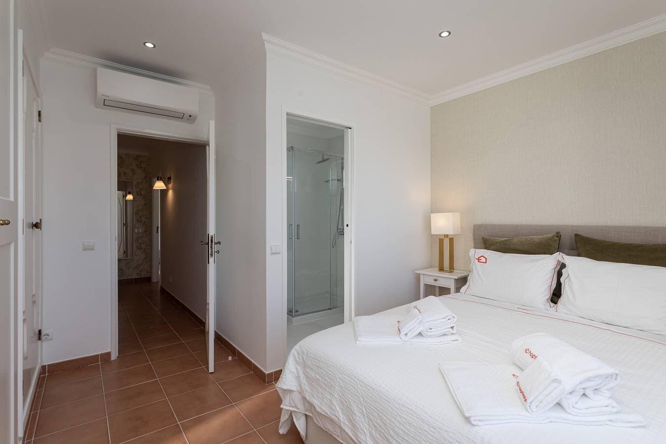 Foto 13 von 27: Vilamoura Eden Villas por Hopstays | Piscina & Golfe