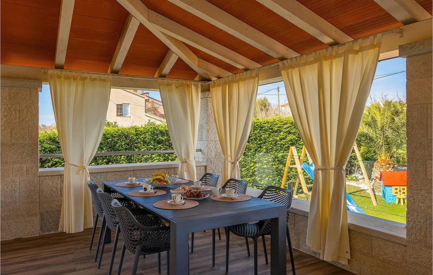 Foto 7 von 53: Gemütliche 2-Zimmer-Wohnung mit Pool, WLAN und Parkplatz in der Nähe von Labinci und dem Restaurant Žardin